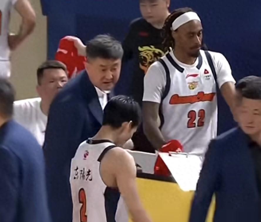 开云-不是张皓嘉！不是杜润旺！杜锋训斥2人10中0，奎因失误徐杰挨批